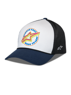 Alpinestars Aorbit Trucker Hat, biało-granatowo-czarna, zakrzywiony granatowy daszek z białym przednim panelem i czarną siateczką z tyłu, grafika z przodu z napisem „Always Fast Made to Last” i żółtym logo Astars, haftowane logo z boku, codzienne nakrycie głowy inspirowane sportami motorowymi