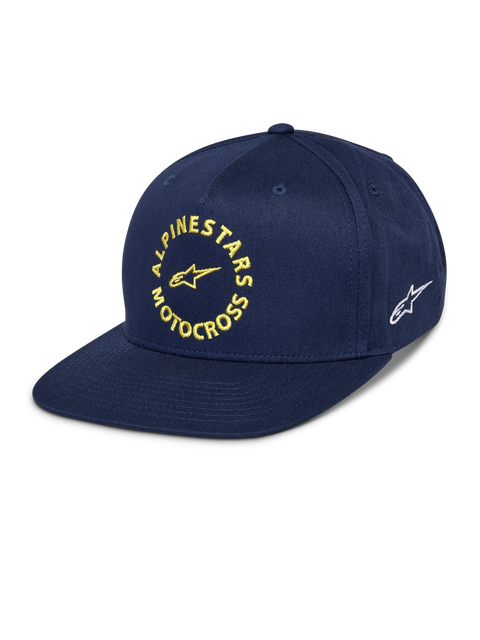 Alpinestars MX Snapback Hat, granatowa czapka z daszkiem, płaski daszek i strukturalna korona, z przodu żółta haftowana grafika Alpinestars Motocross, z boku białe logo Astars, bawełna twill, casualowe nakrycie głowy w stylu motorsport