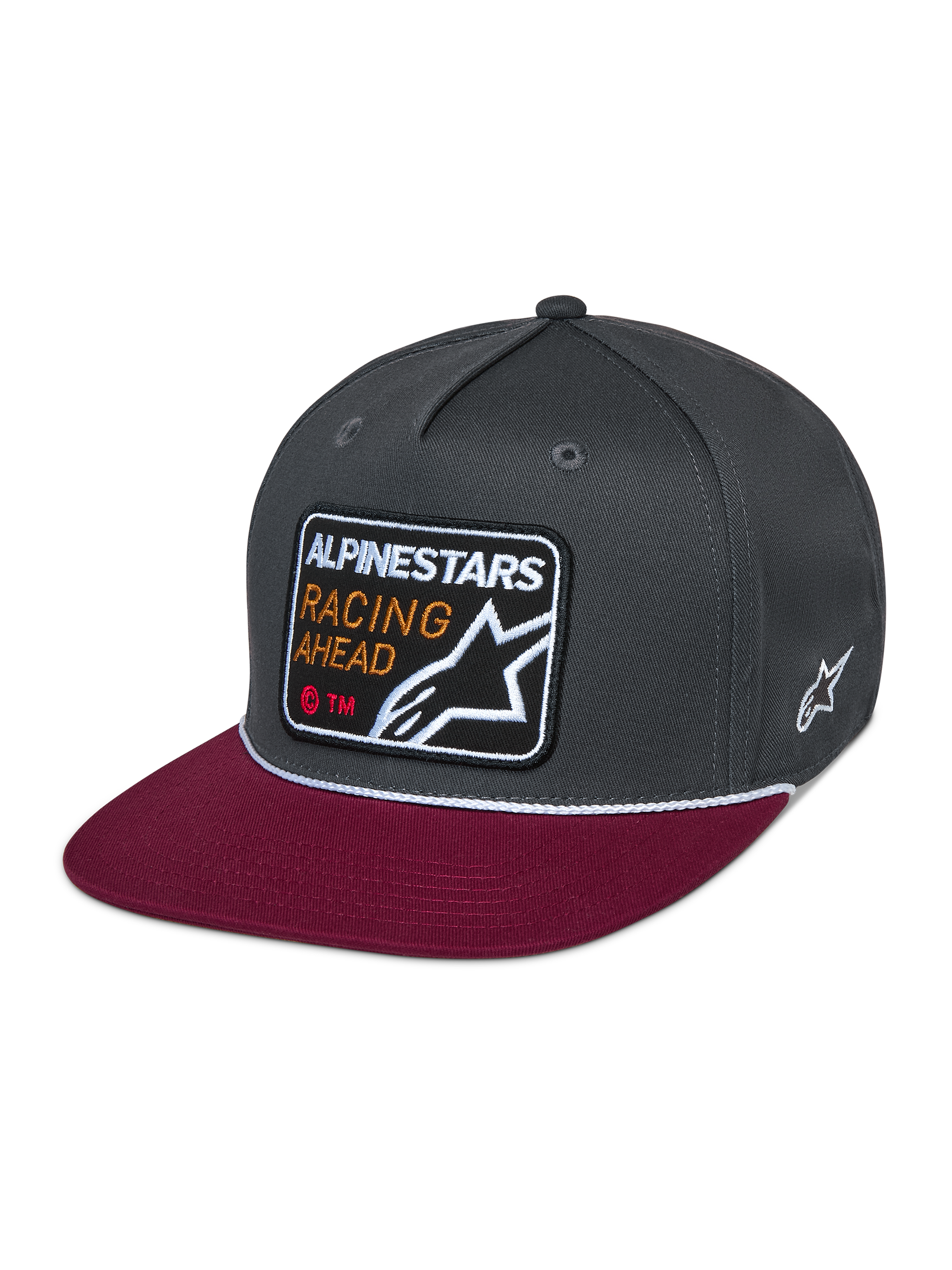 Alpinestars Intuitive Snapback Hat, codzienne nakrycie głowy w stylu motorsport, ciemnoszara usztywniona korona z czerwonym płaskim daszkiem, biały ozdobny sznurek, z przodu haftowana naszywka z napisem „ALPINESTARS RACING AHEAD” i logo gwiazdy, z boku haftowana biała gwiazda