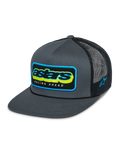 Alpinestars Phosphor Trucker Hat, ciemnoszara czapka typu trucker, szary przód z twillu i czarna siateczka z tyłu, wielokolorowe logo Astars z napisem „Racing Ahead”, płaski daszek, haftowane logo z boku, sportowy styl
