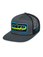 Alpinestars Phosphor Trucker Hat, ciemnoszara czapka typu trucker, szary przód z twillu i czarna siateczka z tyłu, wielokolorowe logo Astars z napisem „Racing Ahead”, płaski daszek, haftowane logo z boku, sportowy styl