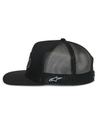 Alpinestars Contender Trucker Hat, widok z boku, czarna, płaski daszek i strukturalna korona, tył z oddychającej siateczki poliestrowej, białe haftowane logo Astars z boku, codzienne nakrycie głowy inspirowane motorsportem