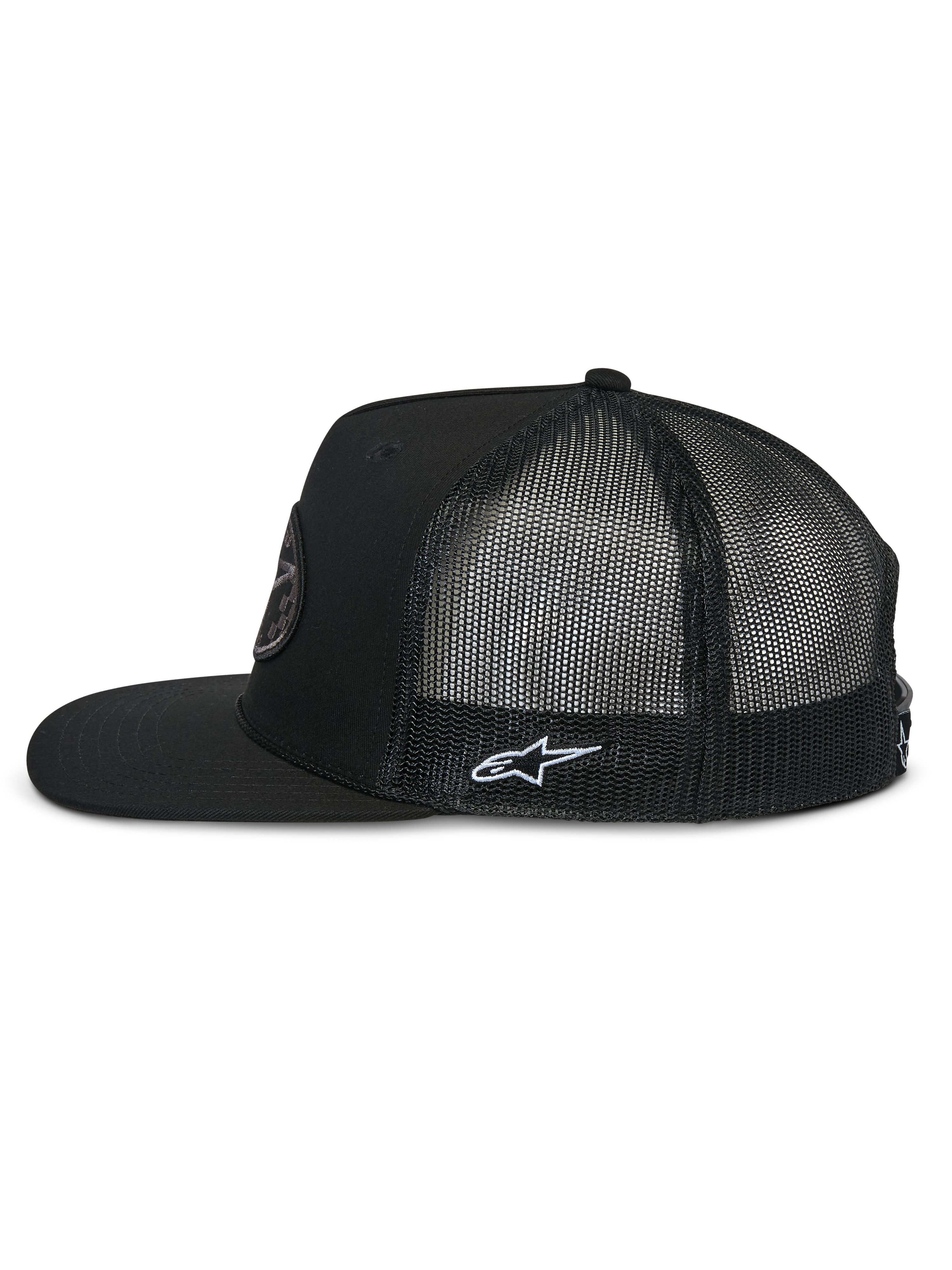 Alpinestars Contender Trucker Hat, widok z boku, czarna, płaski daszek i strukturalna korona, tył z oddychającej siateczki poliestrowej, białe haftowane logo Astars z boku, codzienne nakrycie głowy inspirowane motorsportem
