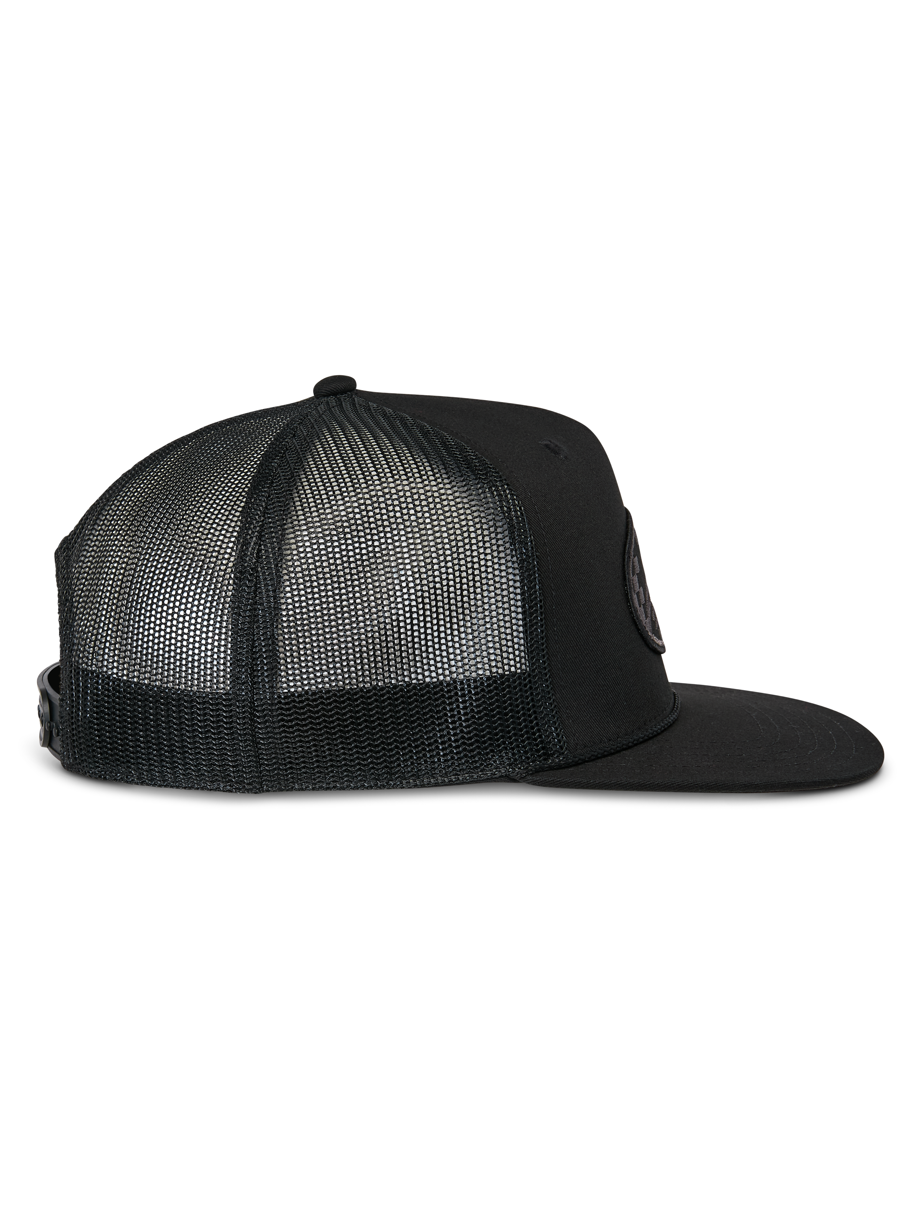 Alpinestars Contender Trucker Hat, czarna czapka typu trucker, widok z boku, płaski daszek i oddychające panele z siateczki z tyłu, zapięcie snapback, casualowy styl motorsportowy
