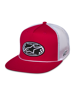 Alpinestars Contender Trucker Hat, czerwono-biała czapka z płaskim daszkiem, owalna haftowana naszywka Astars w szachownicę, biała siateczka z tyłu, casualowy styl motorsport