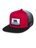 Alpinestars Cali Gradient Trucker Hat, czerwono-czarno-biała czapka typu trucker, usztywniana czerwona korona z czarnym płaskim daszkiem, szary gradientowy tył z siatki, tkana naszywka Cali Bear i haftowane logo z boku, casualowe nakrycie głowy w stylu motorsportowym