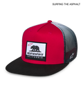 Alpinestars Czapka Z Daszkiem Cali Gradient, płaski daszek snapback, czerwona, czarna i biała, z naszywką Cali Bear z przodu i przewiewną siatką z tyłu