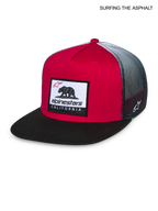 Alpinestars Czapka Z Daszkiem Cali Gradient, płaski daszek snapback, czerwona, czarna i biała, z naszywką Cali Bear z przodu i przewiewną siatką z tyłu