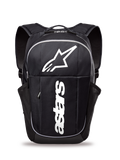 Alpinestars GFX Boss Backpack, średniej wielkości plecak codzienny, czarno-biały, z dużym białym logo Astars i pionowym napisem, boczne siatkowe kieszenie na butelki, wyściełane ramiączka z siatki, wytrzymała konstrukcja do codziennego użytku