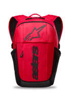 Alpinestars GFX Boss Backpack, czerwono-czarny plecak codzienny o pojemności 20 l, z wypukłym czarnym silikonowym logo Astars i pionowym brandingiem, boczne kieszenie z siatki, wyściełane ramiączka z przewiewnej siatki, wytrzymała konstrukcja z poliestru 600D