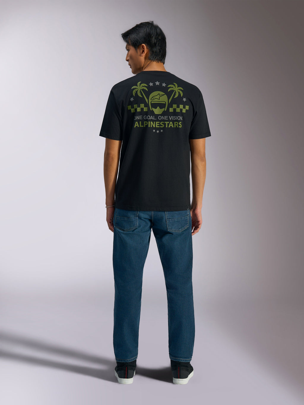 Alpinestars Order CSF Tee, koszulka z krótkim rękawem, czarna, widok z tyłu z oliwkową grafiką kasku i palm oraz napisem „One Goal One Vision”, codzienna odzież streetwearowa w stylu motorsportowym