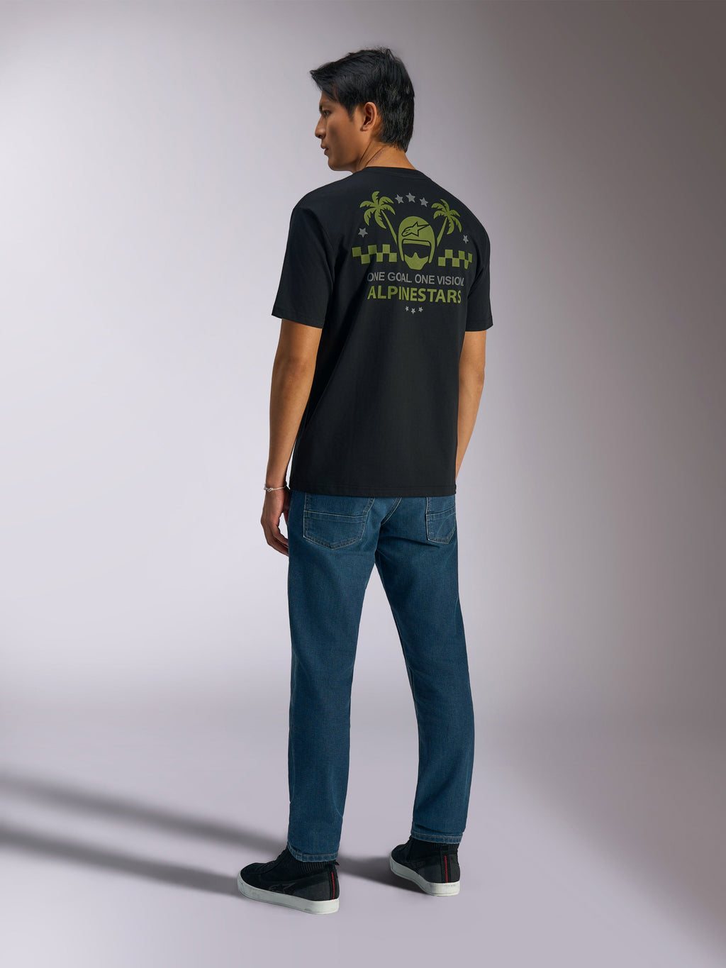 Alpinestars Order CSF Tee, czarny t-shirt z krótkim rękawem, widok z tyłu z zieloną grafiką kasku i palm, napis „One Goal. One Vision.”, codzienna odzież streetwear w stylu motorsport