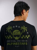 Alpinestars Order CSF Tee, koszulka z krótkim rękawem, czarna, widok z tyłu z zieloną grafiką kasku i palm, szarymi gwiazdami oraz napisem „ONE GOAL. ONE VISION. ALPINESTARS”, codzienna odzież motorsportowa typu streetwear