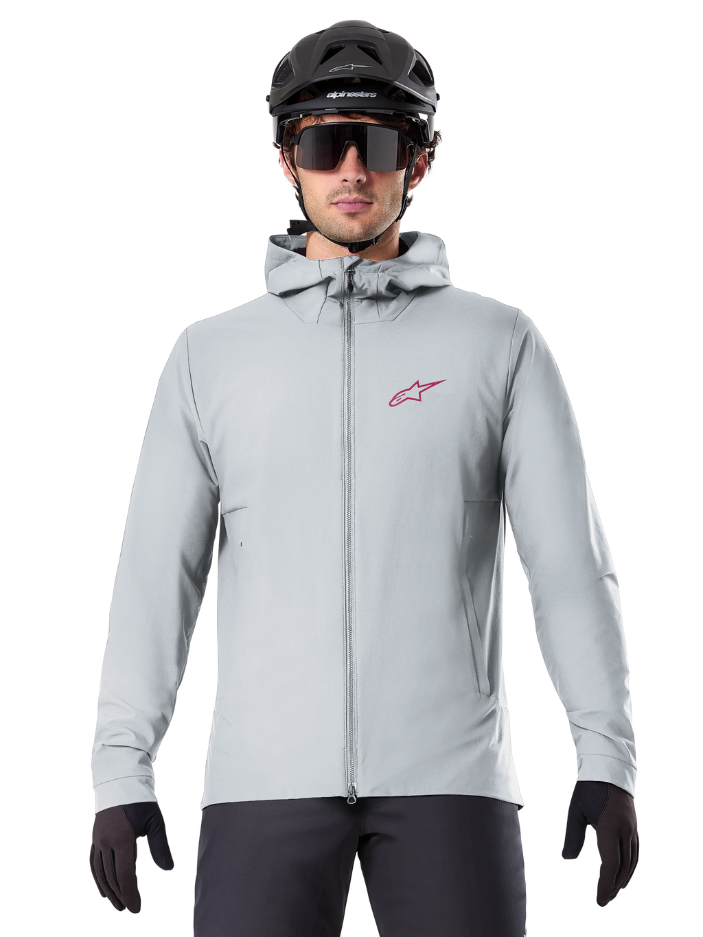 Alpinestars A-Dura Thermal Jacket w kolorze Titanium, jasnoszara kurtka rowerowa z kapturem i czerwonym logo gwiazdy na piersi, noszona przez rowerzystę w czarnym kasku MTB, okularach i rękawiczkach, ocieplana odzież do kolarstwa górskiego