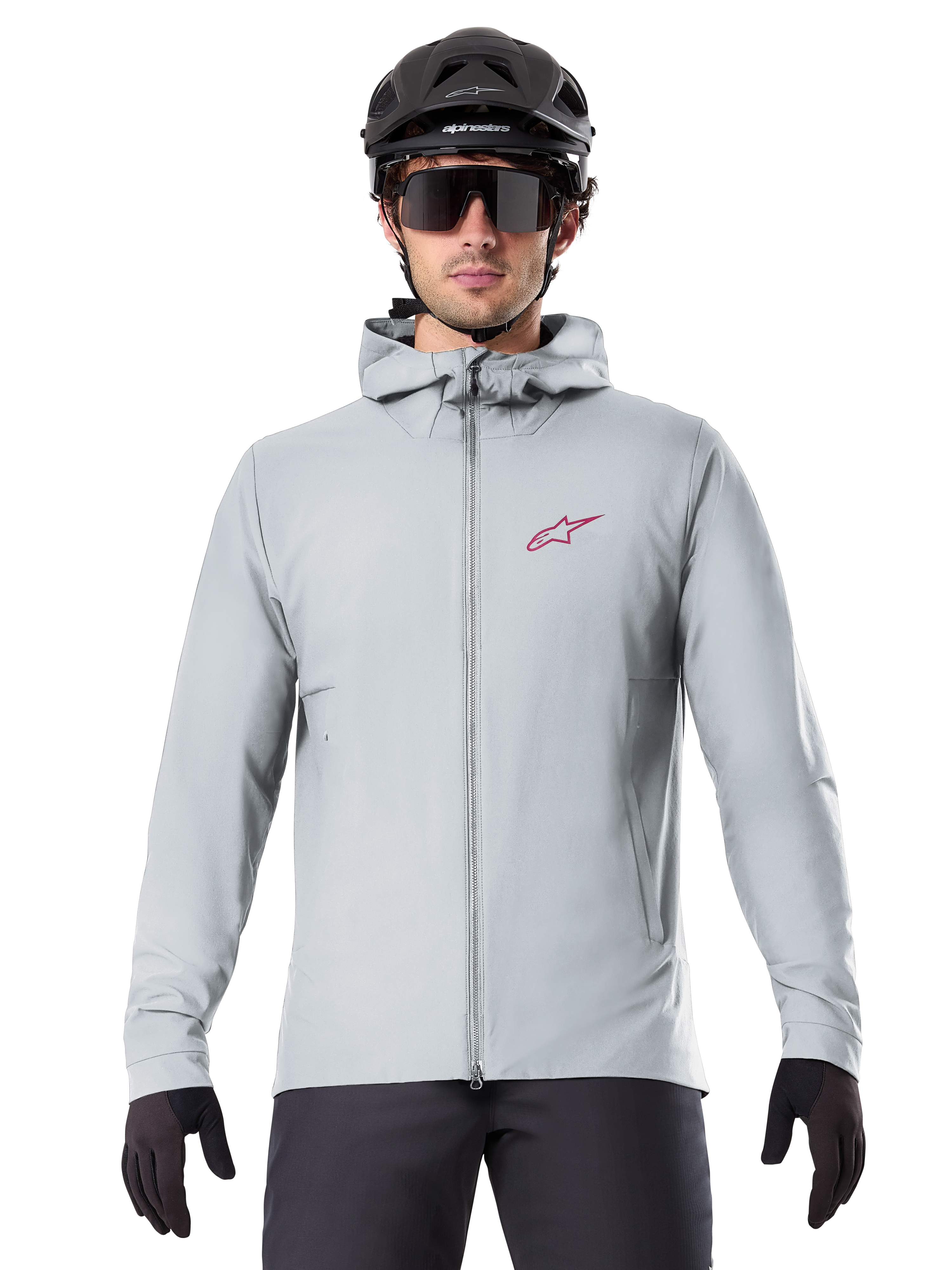 Alpinestars A-Dura Thermal Jacket w kolorze Titanium, jasnoszara kurtka rowerowa z kapturem i czerwonym logo gwiazdy na piersi, noszona przez rowerzystę w czarnym kasku MTB, okularach i rękawiczkach, ocieplana odzież do kolarstwa górskiego