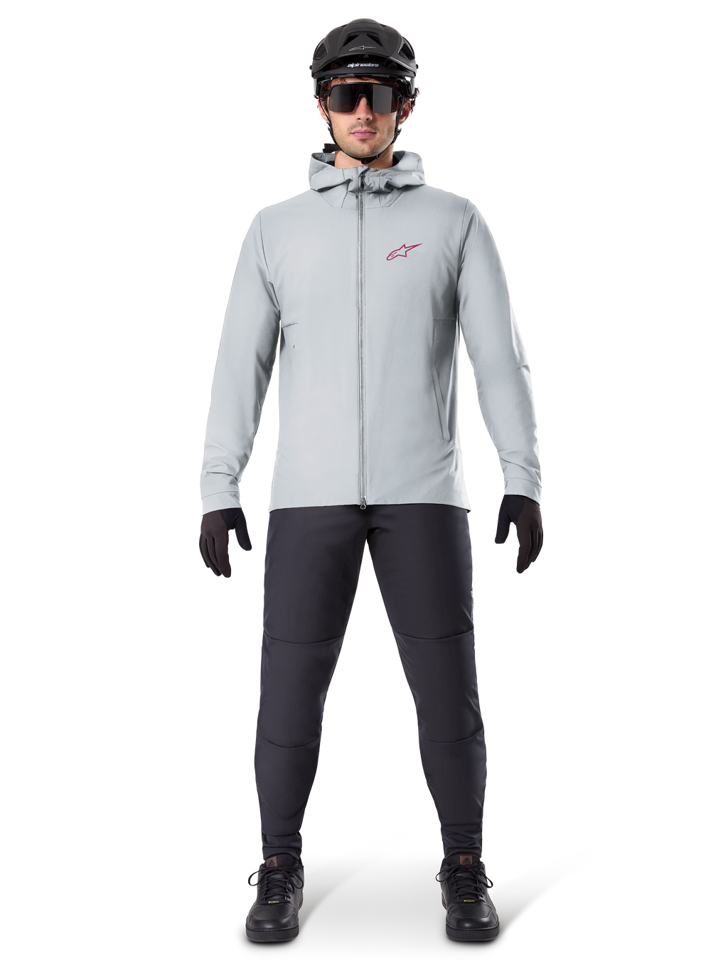 Kurtka termiczna Alpinestars A-Dura, szary tytanowy, kurtka rowerowa noszona z czarnymi spodniami MTB, rękawicami i kaskiem, z małym czerwonym logo gwiazdy na piersi i pełnym zamkiem błyskawicznym z przodu, lekka odzież ocieplana do jazdy w terenie
