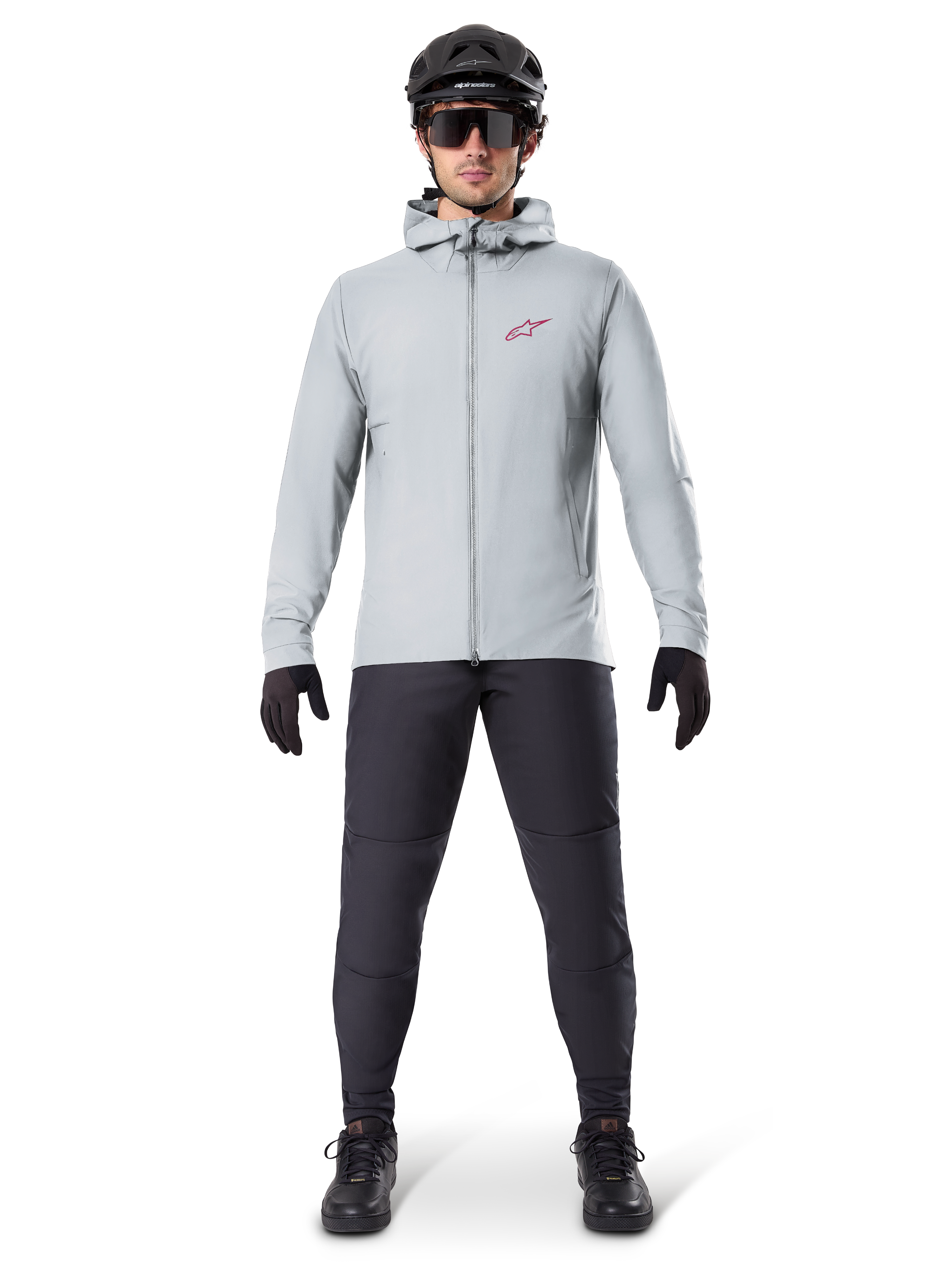 Kurtka termiczna Alpinestars A-Dura, szary tytanowy, kurtka rowerowa noszona z czarnymi spodniami MTB, rękawicami i kaskiem, z małym czerwonym logo gwiazdy na piersi i pełnym zamkiem błyskawicznym z przodu, lekka odzież ocieplana do jazdy w terenie