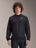 Alpinestars A-Aria Windbreaker Jacket, czarna, lekka kurtka rowerowa typu wiatrówka, z białym logo Astars na klatce piersiowej i brandingiem na dole po prawej stronie, pełny zamek, stójka, elastyczne mankiety i dolny brzeg, sportowy krój do aktywności na zewnątrz