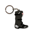 Brelok Alpinestars New Tech 10 Boot, czarny z białymi i czerwonymi akcentami, trójwymiarowa miniatura kultowego buta motocrossowego, szczegółowo odwzorowane klamry i logo, srebrne metalowe kółko na klucze