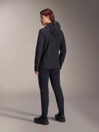 Alpinestars Stella A-Dura Thermal Jacket, damska kurtka rowerowa MTB, czarna, widok z tyłu podkreślający ocieplany kaptur i regularny krój, noszona z pasującymi czarnymi spodniami i butami, lekka izolacja termiczna do jazdy w zimne dni