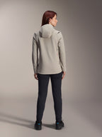 Alpinestars Stella A-Dura Thermal Jacket, damska kurtka w kolorze szarym (Titanium Gray), widok z tyłu z czarnymi spodniami, ocieplany kaptur z polarową wyściółką i małe czerwone logo, funkcjonalna i stylowa kurtka MTB na zimne dni