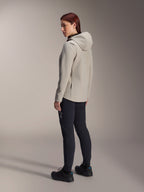 Alpinestars Stella A-Dura Thermal Jacket, szara ocieplana kurtka rowerowa z kapturem, widok z tyłu pod kątem trzech czwartych na kobietę w czarnych spodniach MTB, ujęcie studyjne, regularny krój i detale kieszeni