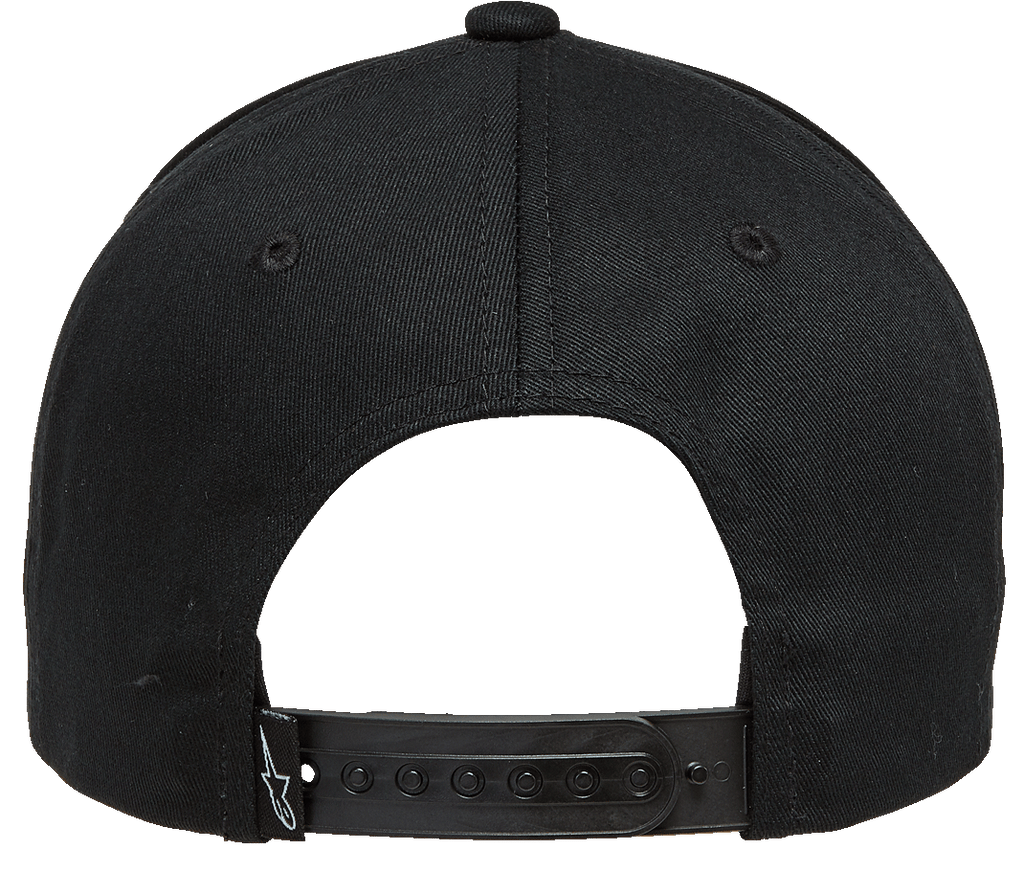Czapka Alpinestars Rostrum, widok z tyłu, czarna, regulowane zapięcie snapback z małym białym logo gwiazdy, nakrycie głowy inspirowane sportami motorowymi wykonane z tkaniny twill