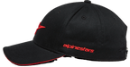 Czapka Alpinestars Rostrum, czapka z daszkiem, czarno-czerwona, widok z boku, wygięty daszek z czerwoną krawędzią typu sandwich, haftowane logo 3D z przodu, czerwony napis Alpinestars z boku, casualowa odzież motorsportowa