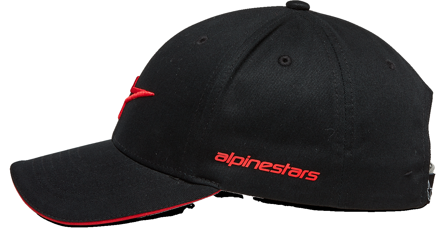 Czapka Alpinestars Rostrum, czapka z daszkiem, czarno-czerwona, widok z boku, wygięty daszek z czerwoną krawędzią typu sandwich, haftowane logo 3D z przodu, czerwony napis Alpinestars z boku, casualowa odzież motorsportowa