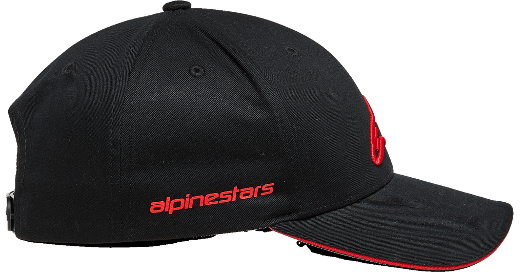 Czapka Alpinestars Rostrum, czarno-czerwona czapka typu snapback z wygiętym daszkiem, widok z boku z czerwonym napisem Alpinestars, usztywniona korona i czerwona krawędź daszka typu sandwich, nakrycie głowy inspirowane sportami motorowymi