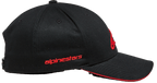 Czapka Alpinestars Rostrum, czarno-czerwona czapka typu snapback z wygiętym daszkiem, widok z boku z czerwonym napisem Alpinestars, usztywniona korona i czerwona krawędź daszka typu sandwich, nakrycie głowy inspirowane sportami motorowymi