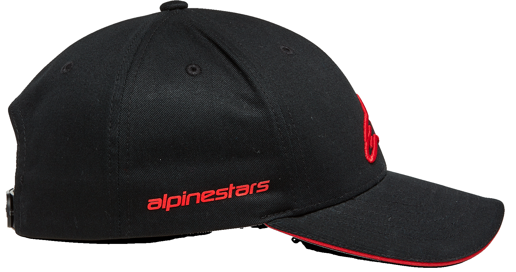 Czapka Alpinestars Rostrum, czarno-czerwona czapka typu snapback z wygiętym daszkiem, widok z boku z czerwonym napisem Alpinestars, usztywniona korona i czerwona krawędź daszka typu sandwich, nakrycie głowy inspirowane sportami motorowymi