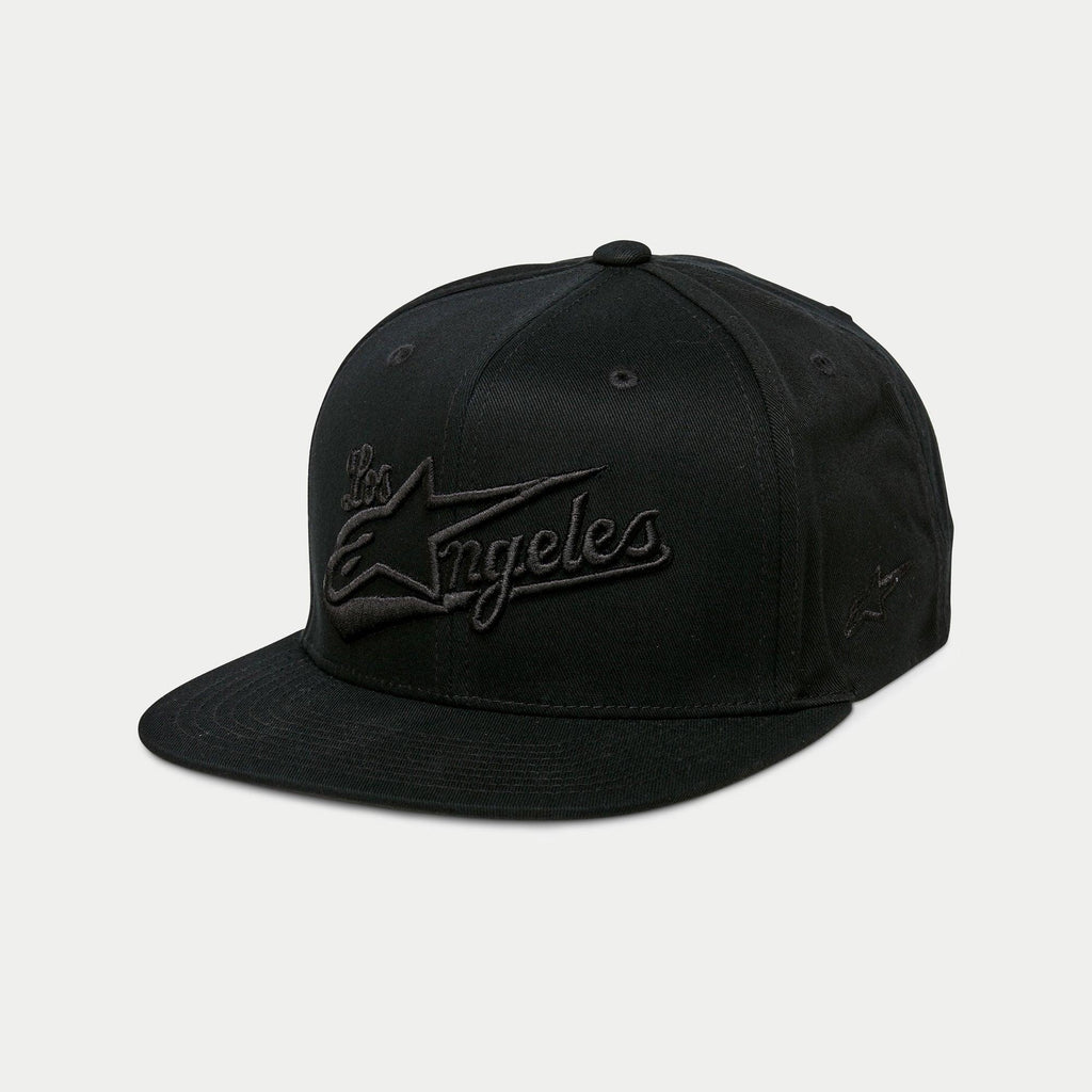 Alpinestars Los Angeles Hat, czarna czapka z płaskim daszkiem typu snapback, wypukły haft 3D w tym samym odcieniu z napisem „Los Angeles” i logo Ageless, strukturalna korona, codzienna odzież sportowa