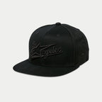 Alpinestars Los Angeles Hat, czarna czapka z płaskim daszkiem typu snapback, wypukły haft 3D w tym samym odcieniu z napisem „Los Angeles” i logo Ageless, strukturalna korona, codzienna odzież sportowa