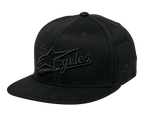 Czapka Alpinestars Los Angeles, czarna czapka z płaskim daszkiem typu snapback, haftowany napis Los Angeles w sportowej czcionce 3D z logo Ageless z przodu, usztywniana korona, casualowy styl streetwearowy