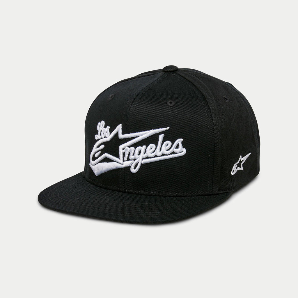 Alpinestars Los Angeles Hat, czarno-biała czapka z płaskim daszkiem typu snapback, haftowane logo Los Angeles w sportowej czcionce 3D z logo Astars, strukturalna korona, codzienny styl motorsportowy