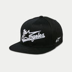 Alpinestars Los Angeles Hat, czarno-biała czapka z płaskim daszkiem typu snapback, haftowane logo Los Angeles w sportowej czcionce 3D z logo Astars, strukturalna korona, codzienny styl motorsportowy