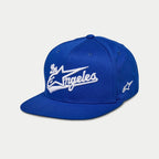 Czapka Alpinestars Los Angeles, czapka z płaskim daszkiem typu snapback, niebieska z białym haftem 3D „Los Angeles” w sportowym stylu, boczne logo Ageless, usztywniana korona, codzienne nakrycie głowy inspirowane sportami motorowymi