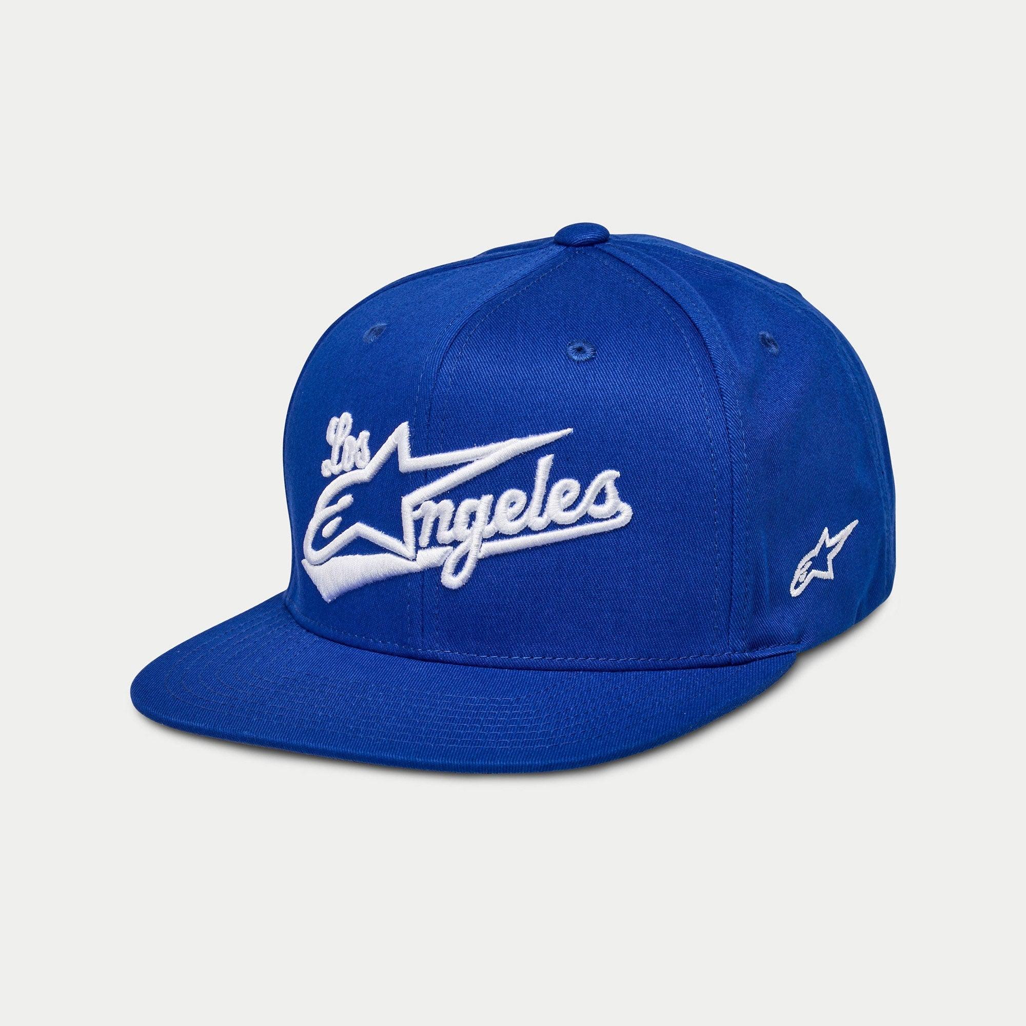 Czapka Alpinestars Los Angeles, czapka z płaskim daszkiem typu snapback, niebieska z białym haftem 3D „Los Angeles” w sportowym stylu, boczne logo Ageless, usztywniana korona, codzienne nakrycie głowy inspirowane sportami motorowymi