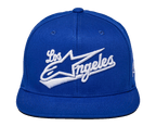 Alpinestars Los Angeles Hat, niebieska czapka snapback, biały haft 3D ze sportową czcionką „Los Angeles” i logo Ageless, usztywniana korona, płaski daszek, codzienna odzież sportowa streetwear