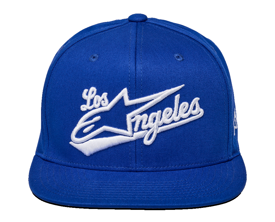 Alpinestars Los Angeles Hat, niebieska czapka snapback, biały haft 3D ze sportową czcionką „Los Angeles” i logo Ageless, usztywniana korona, płaski daszek, codzienna odzież sportowa streetwear