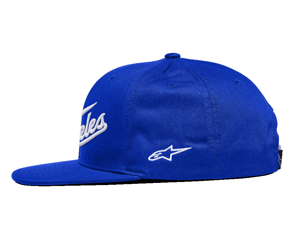 Alpinestars Los Angeles Hat, czapka z płaskim daszkiem typu snapback, niebieska z białym haftem, widok z boku prezentujący strukturalną koronę, haft 3D z przodu oraz małe logo Ageless z boku