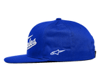 Alpinestars Los Angeles Hat, czapka z płaskim daszkiem typu snapback, niebieska z białym haftem, widok z boku prezentujący strukturalną koronę, haft 3D z przodu oraz małe logo Ageless z boku