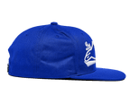 Czapka Alpinestars Los Angeles, niebieska czapka snapback, widok z boku, płaski daszek i usztywniona korona, jasnoniebieski bawełniany twill z białym haftem 3D, codzienna odzież sportowa
