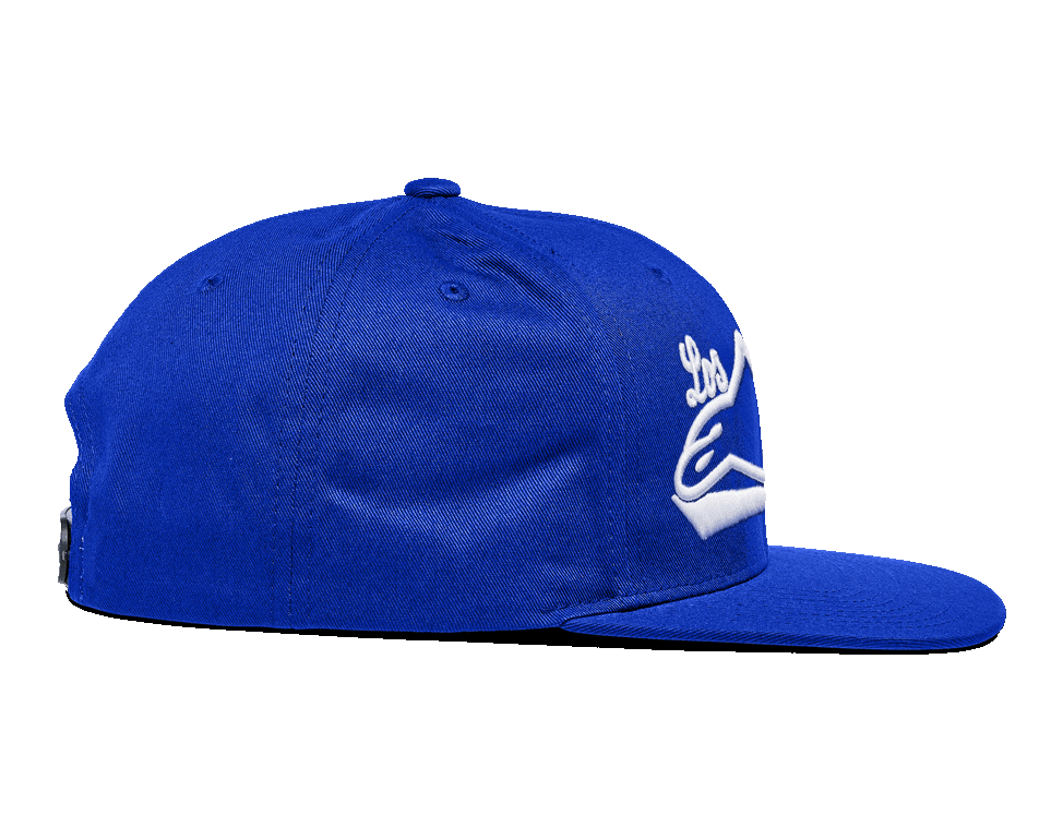 Czapka Alpinestars Los Angeles, niebieska czapka snapback, widok z boku, płaski daszek i usztywniona korona, jasnoniebieski bawełniany twill z białym haftem 3D, codzienna odzież sportowa