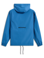 Alpinestars Speeder Chromium Windbreak Jacket, jasnoniebieska, widok z tyłu z czarnym logotypem Alpinestars, lekka wiatrówka z kapturem, elastyczne mankiety, regulowany dół ze ściągaczami, codzienna odzież wierzchnia inspirowana sportami motorowymi