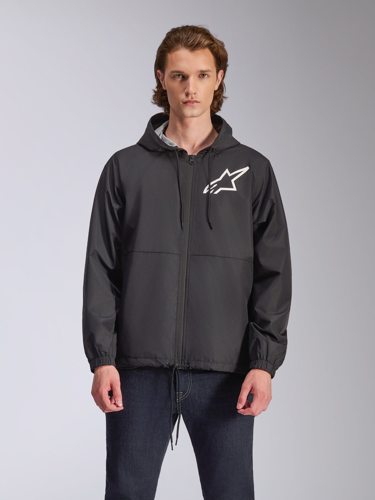 Alpinestars Speeder Chromium Windbreak Jacket, czarna kurtka z kapturem, białe logo w kształcie gwiazdy na piersi, zamek błyskawiczny z przodu, kaptur ze sznurkiem, elastyczne mankiety, odzież uliczna inspirowana sportami motorowymi