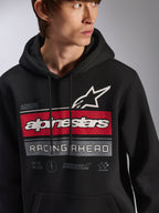Bluza z kapturem Alpinestars Harken, czarna polarowa bluza typu pullover noszona przez modela, z dużą grafiką na klatce piersiowej z czerwonymi i szarymi pasami, białym logotypem i logo gwiazdy Alpinestars, napisem „Racing Ahead”, nowoczesny styl streetwear inspirowany sportami motorowymi.