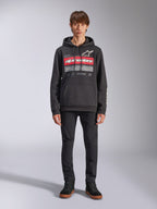 Alpinestars Harken Hoodie, czarna bluza z kapturem wkładana przez głowę, wyrazista grafika na piersi z czerwonymi pasami i napisem „Racing Ahead”, białe logo Astars, kieszeń kangurka, kaptur ze sznurkiem, codzienna odzież uliczna inspirowana sportami motorowymi