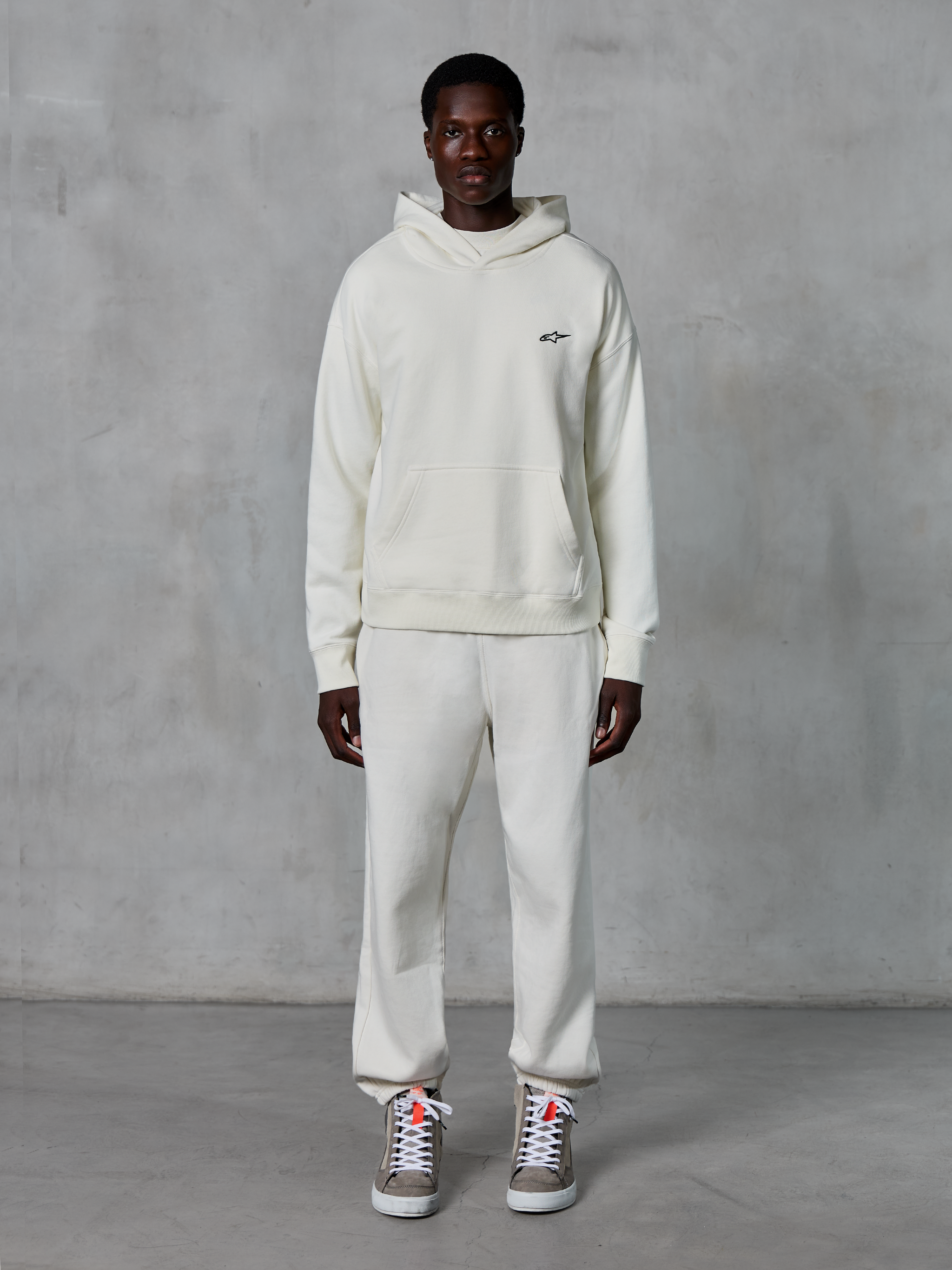 Alpinestars Essentials Ageless Hoodie, bluza z kapturem typu pullover, piaskowa, z kapturem ściąganym sznurkiem i kieszenią typu kangurka, kompaktowy polar typu stone-wash, casualowy streetwear inspirowany motorsportem